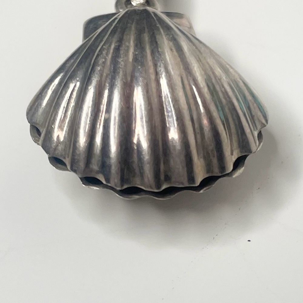 Vintage Sterling Silver Scallop Shell Necklace Pendant - Picture 3 of 6